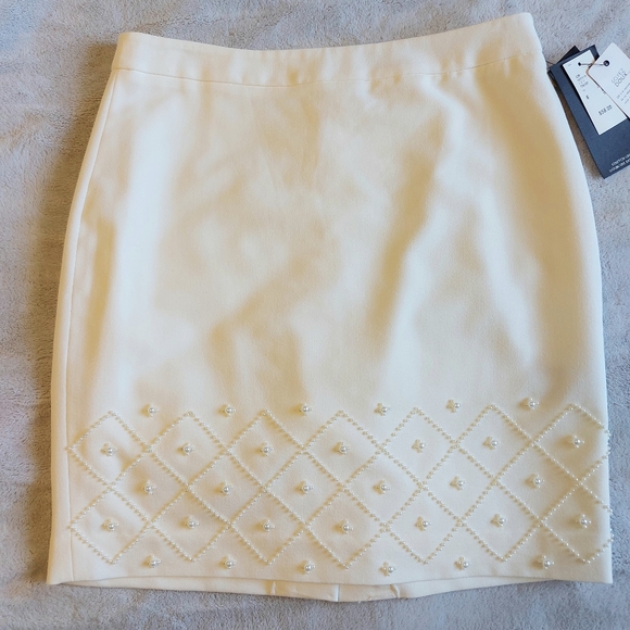 RW&CO. Dresses & Skirts - RW&CO Ivory Skirt Sz 6 Beaded Detail